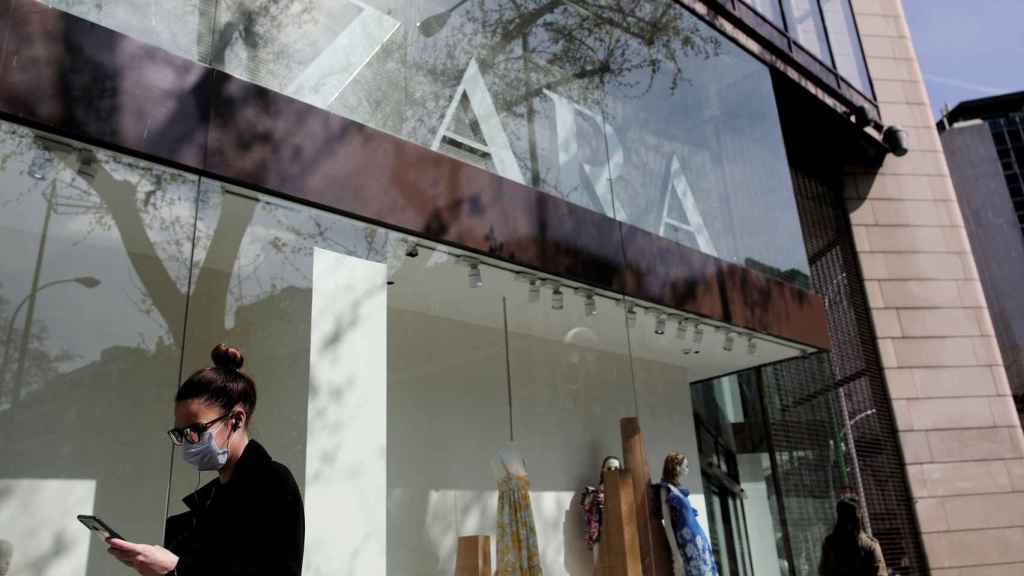 Una mujer con mascarilla pasa frente a una tienda de Zara / EP