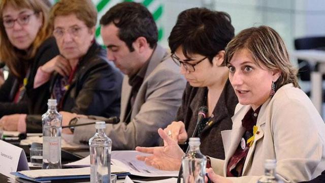 La consejera de Salut, Alba Vergés (d), en un encuentro con representantes del sector de la salud junto a su secretaria general, Laura Pelay (2d) / GENCAT