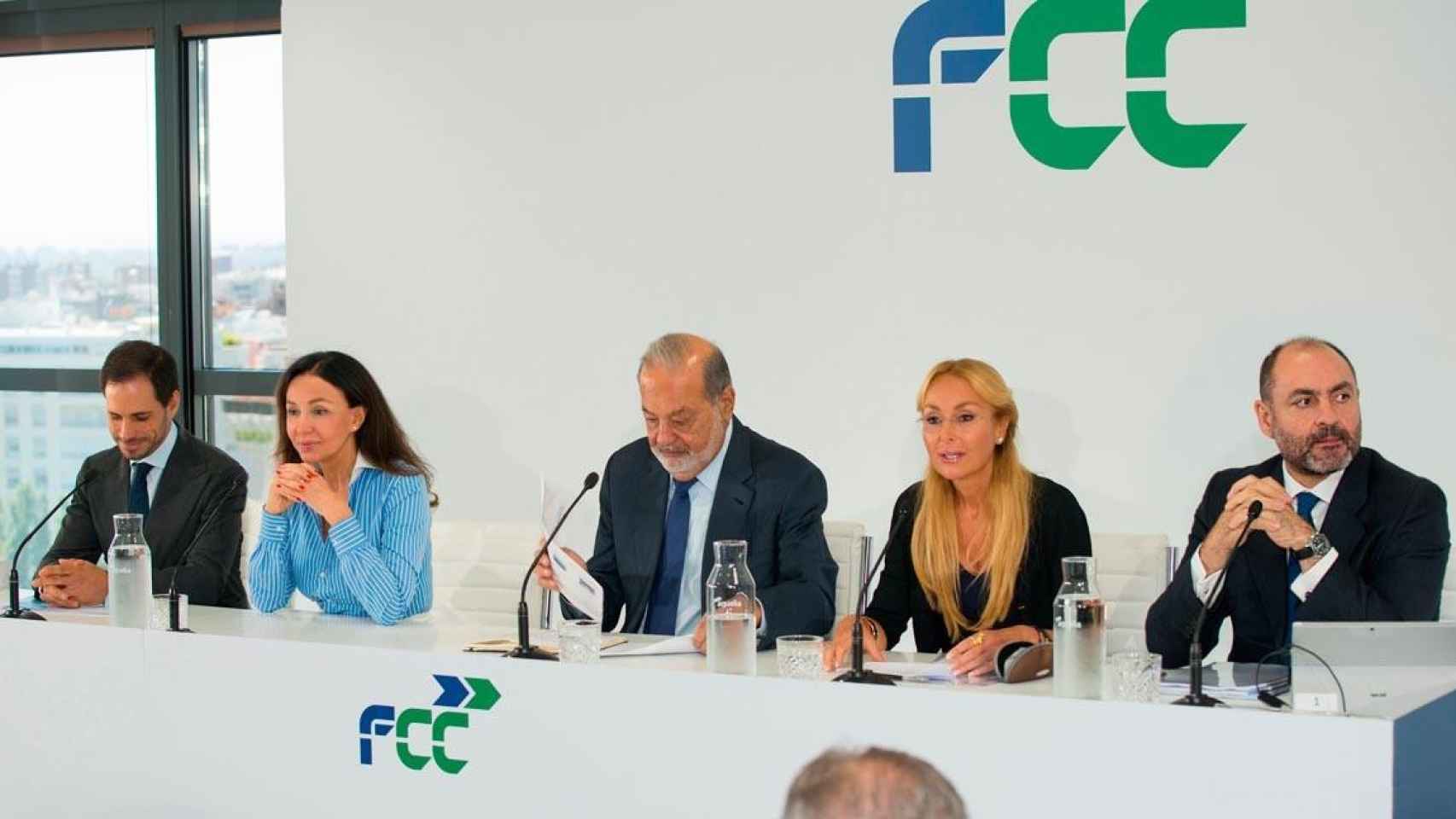 Carlos Slim , en el centro, en el pasado 'investor day' de FCC, flanqueado por Esther Koplowitz y la hija de esta, Esther Alcocer, presidenta de FCC. En los extremos, a la izquierda, Gerardo Kuri y, a la derecha, Pablo Colio, CEO de Realia y FCC, respecti