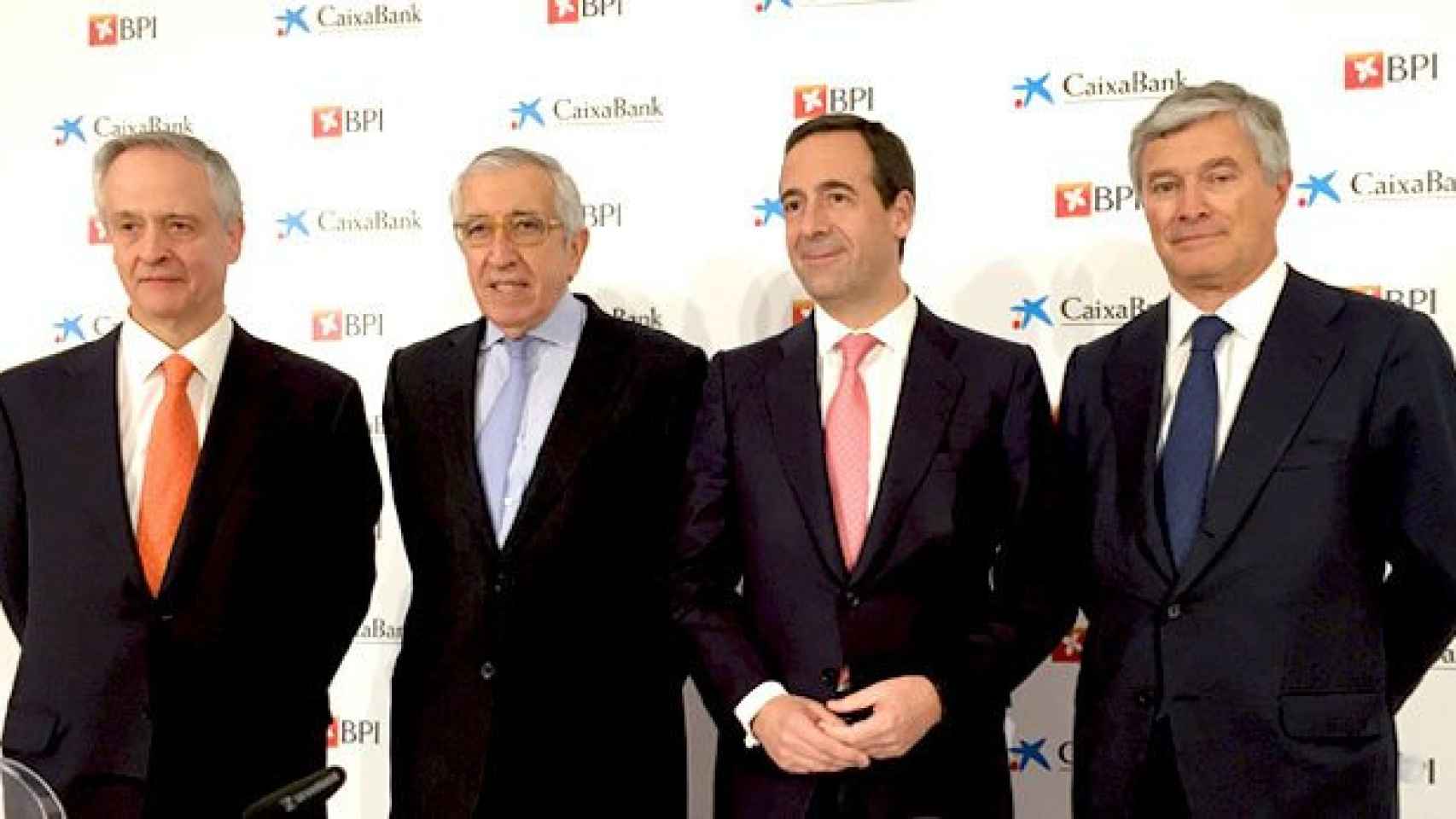 De izquieda a derecha, Fernando Ulrich, consejero delegado de BPI; Arturo Santos Silva, presidente de la entidad lusa; Gonzalo Gortázar, consejero delegado de Caixabank; y Pablo Forero, director general para el proyecto BPI / CG