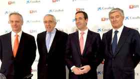 De izquieda a derecha, Fernando Ulrich, consejero delegado de BPI; Arturo Santos Silva, presidente de la entidad lusa; Gonzalo Gortázar, consejero delegado de Caixabank; y Pablo Forero, director general para el proyecto BPI / CG