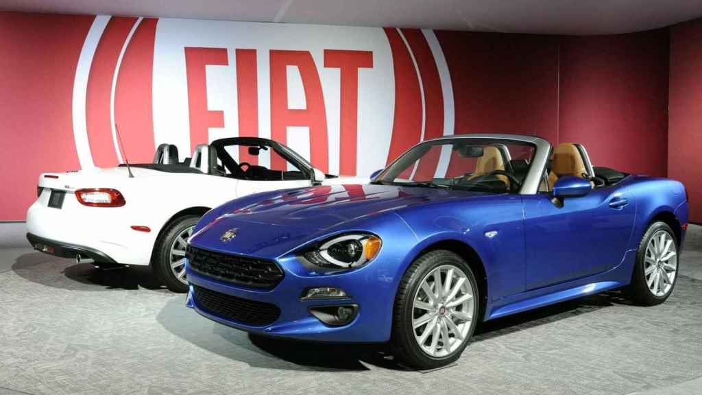 Dos vehículos de la marca Fiat en el Salón del automóvil / EFE