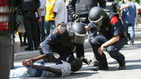 Imagen de la intervención de los Mossos el martes en Salou durante los disturbios tras la muerte de un ciudadano senegalés cuando huía de la policía