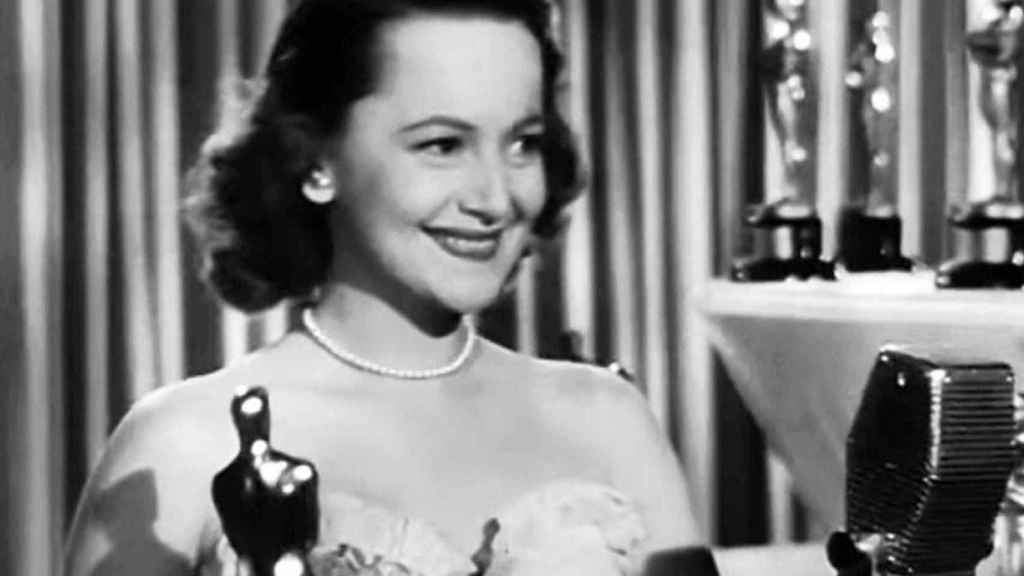 Olivia de Havilland con uno de sus premios Oscar en 1946 / WIKIPEDIA