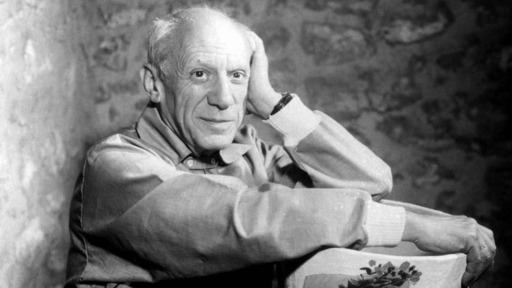 Pablo Picasso en su estudio.