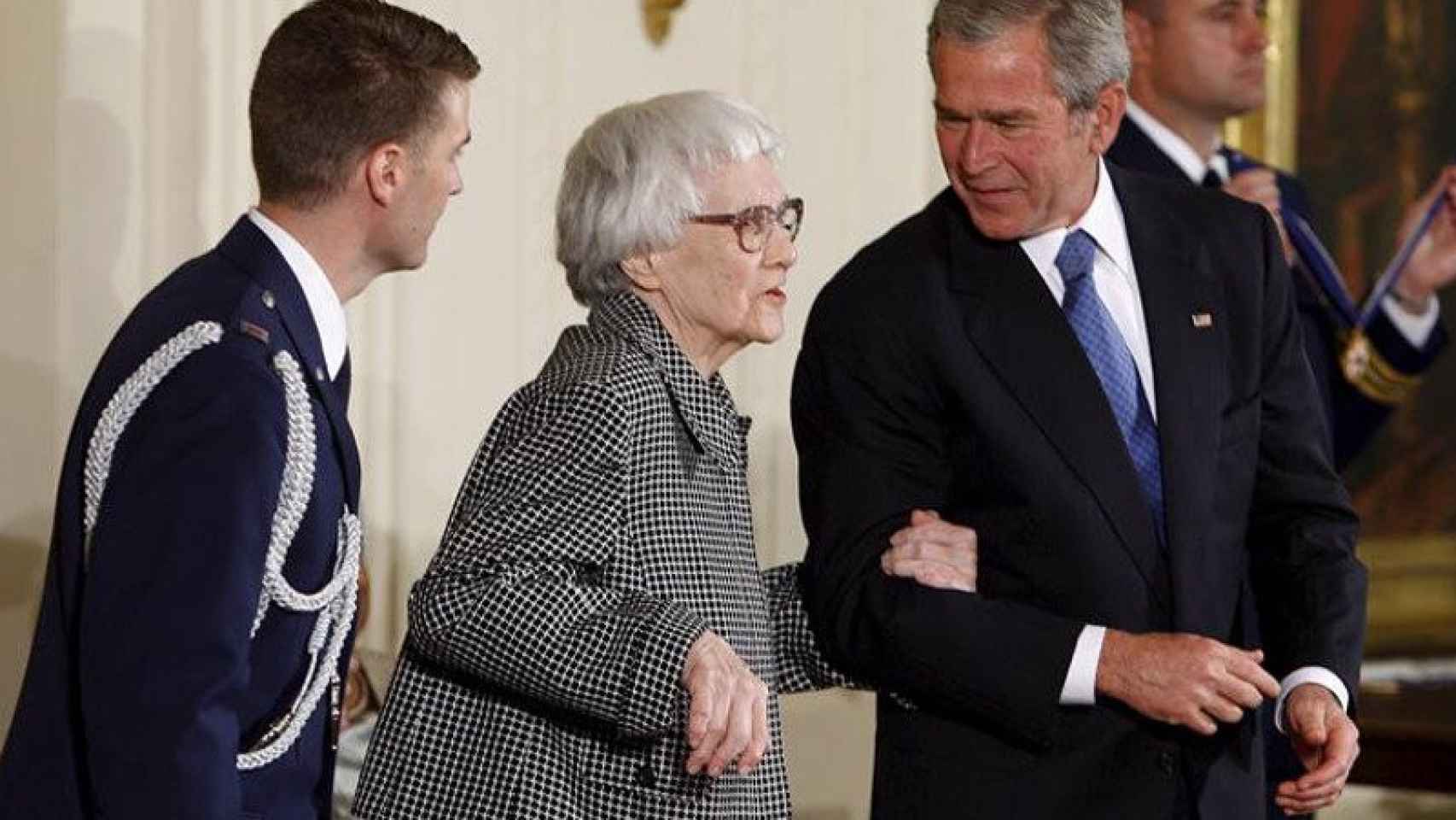 La novelista estadounidense Harper Lee en 2007, junto al entonces presidente de los EEUU, George W Bush.