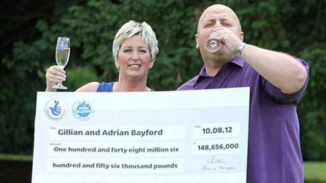 Adrian y Gillian Bayford cuando recibieron el premio de 187 millones de euros
