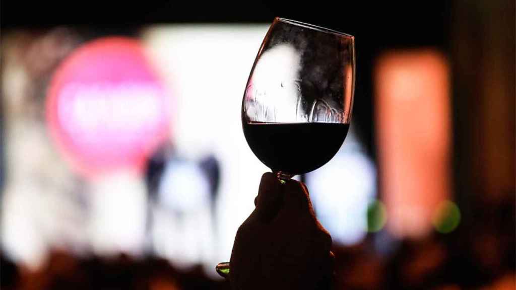 Un catador con una copa de vino en una imagen de archivo / EFE