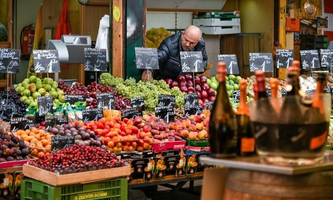 Una de las fruterías donde cada vez se compra más el melón charentais /Jorge Franganillo en UNSPLASH