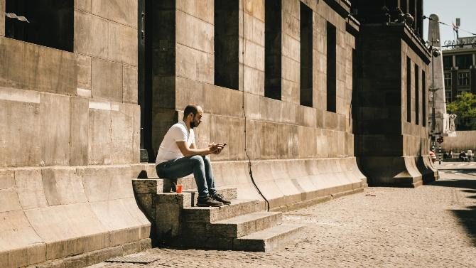 Joven a pleno sol, sin resguardarse del calor a la sombra / Marc Kleen en UNSPLASH