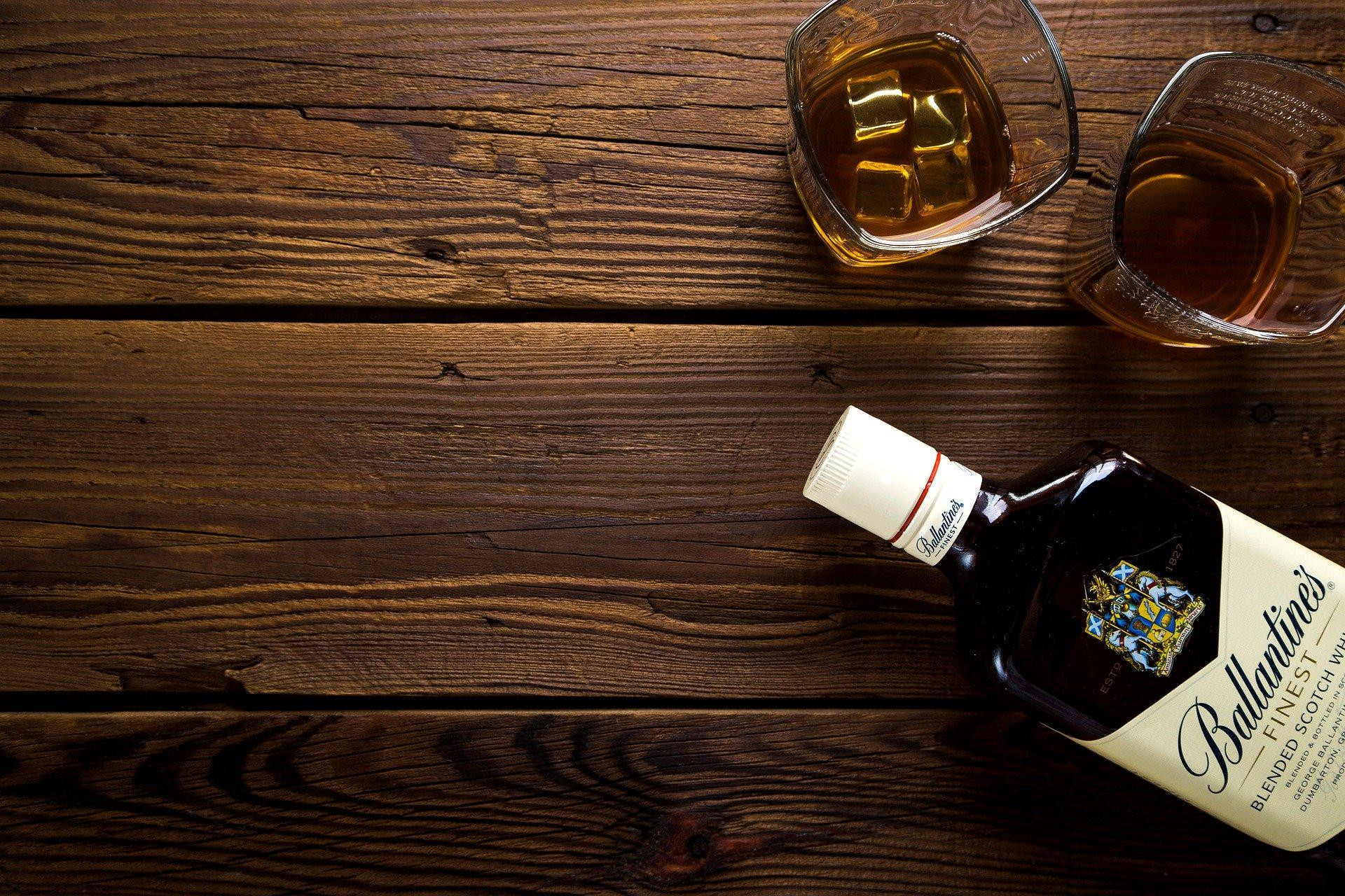 Una botella de Ballantines con un par de vasos / CG