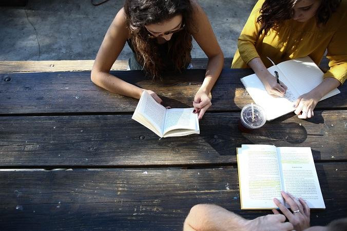 Chicas jóvenes escribiendo / UNSPLASH