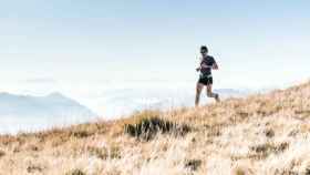 Joven practicando running con la ayuda de un reloj con GPS / Alessio Soggeti en UNSPLASH