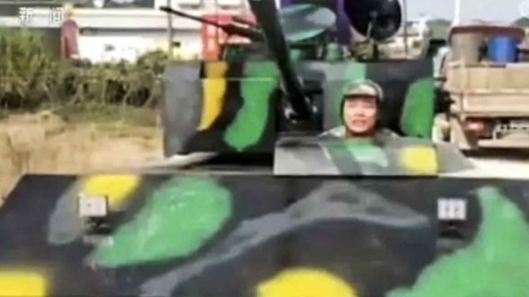 El hombre con su nuevo tanque circulando por una ciudad de China