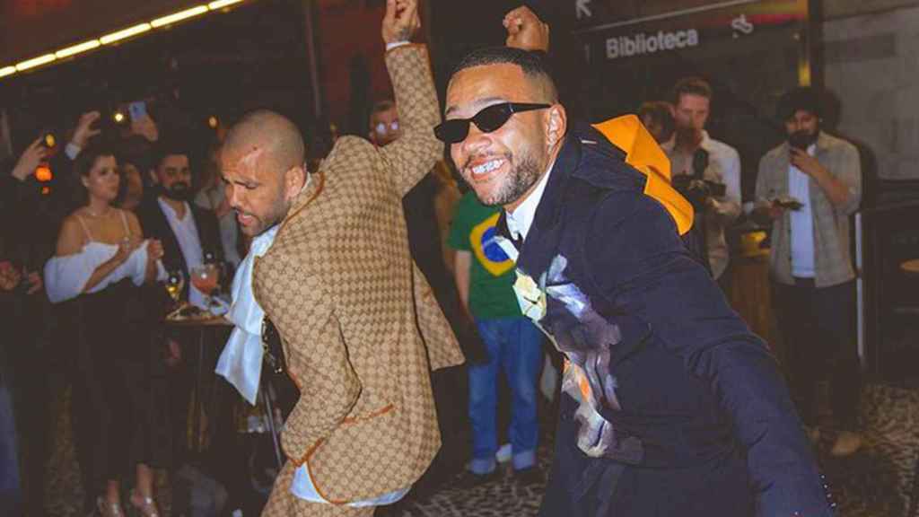 Memphis Depay y Dani Alves, bailan samba juntos de fiesta / INSTAGRAM