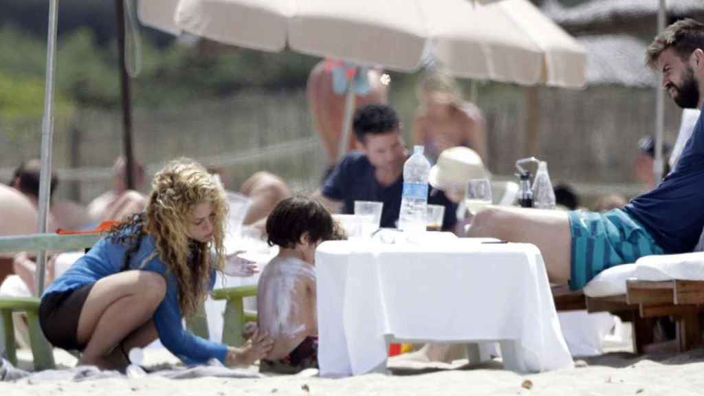 Shakira pone crema en el cuerpo de su hijo Milan, junto a Piqué