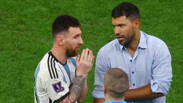 Aguero, junto a Messi, tras disputarse uno de los partidos del Mundial de Qatar / EFE