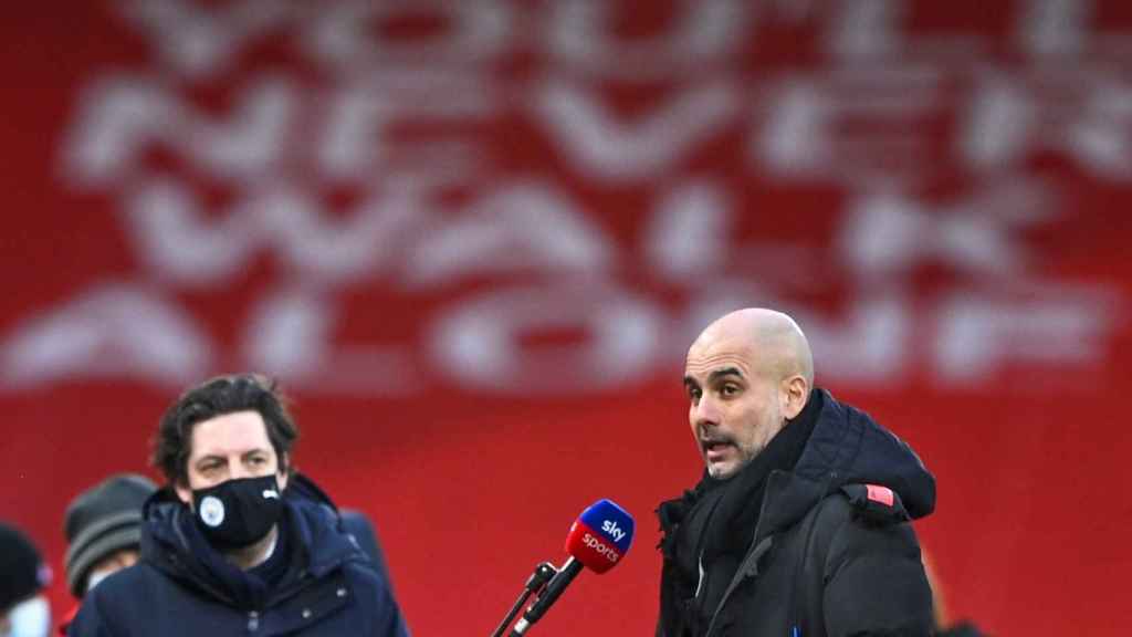 Pep Guardiola concediendo una entrevista con el City / EFE