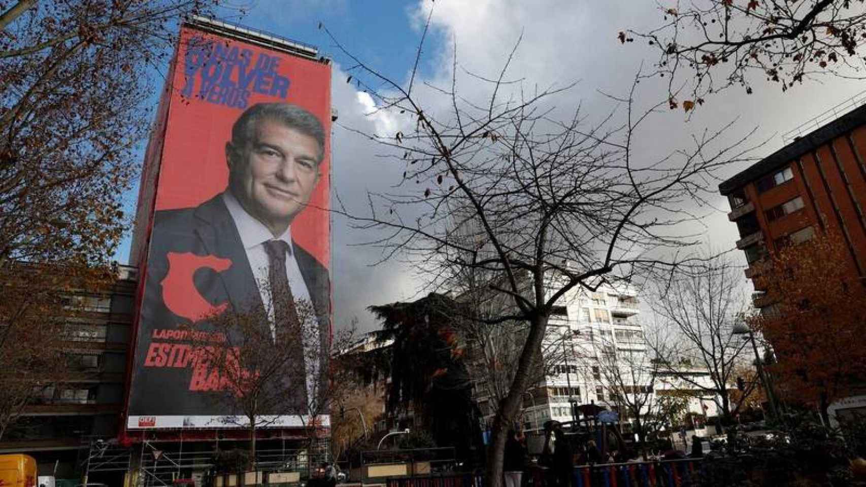 Joan Laporta al lado del Santiago Bernabéu / EFE