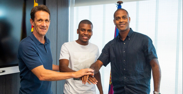 Ramon Planes, Sergio Akieme y Patrick Kluivert en la presentación del lateral / FCB