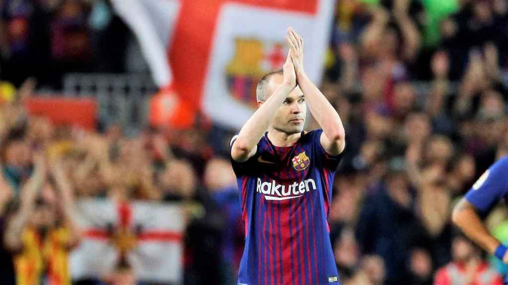 Andrés Iniesta se marcha ovacionado en un encuentro de la última temporada / EFE