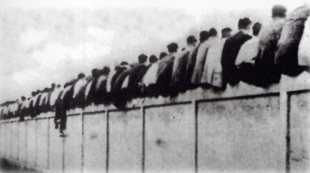 Los aficionados culés se sentaban en el muro del Campo del Carrer Industrias