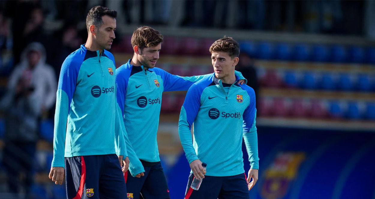 Busquets y Sergi Roberto cuidan de Gavi en un entrenamiento del Barça / FCB