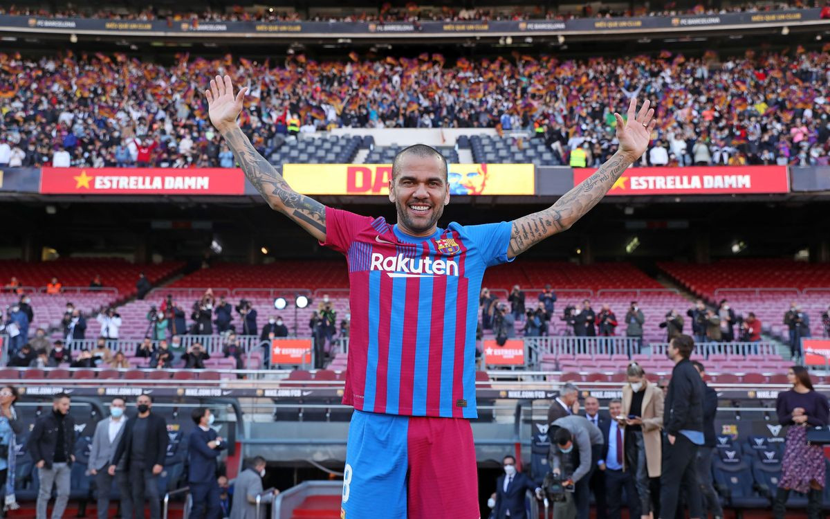 Alves con el Camp Nou Barça / FCB