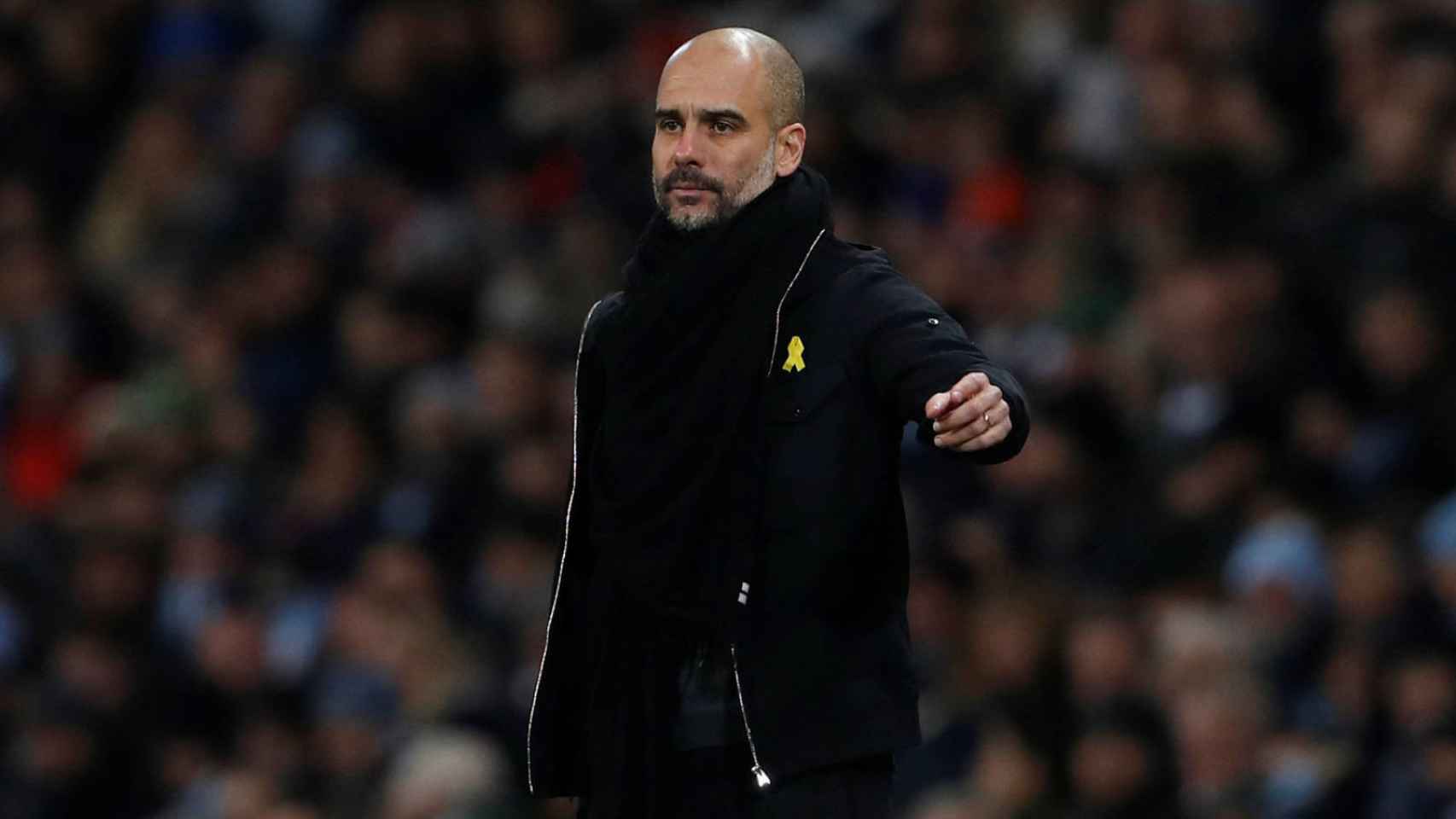 Pep Guardiola luciendo el lazo amarillo en un partido con el Manchester City / EFE