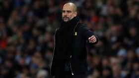 Pep Guardiola luciendo el lazo amarillo en un partido con el Manchester City / EFE