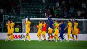 los jugadores del Barça, tras acabar el partido, saludan a los aficionados culés /  FCB