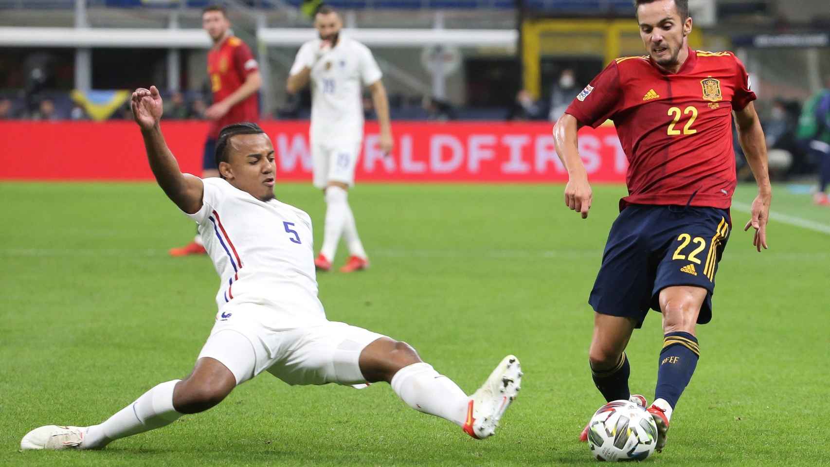 Jules Koundé, en una acción defensiva contra España / EFE