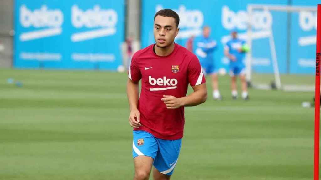 Sergiño Dest, durante un entrenamiento con el Barça / FCB