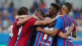 Los canteranos festejan su debut con el Barça / FCB