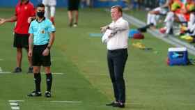 Ronald Koeman dirigiendo su primer partido con el Barça /FCB