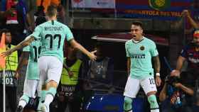 Lautaro Martínez celebra su gol en el Camp Nou / EFE