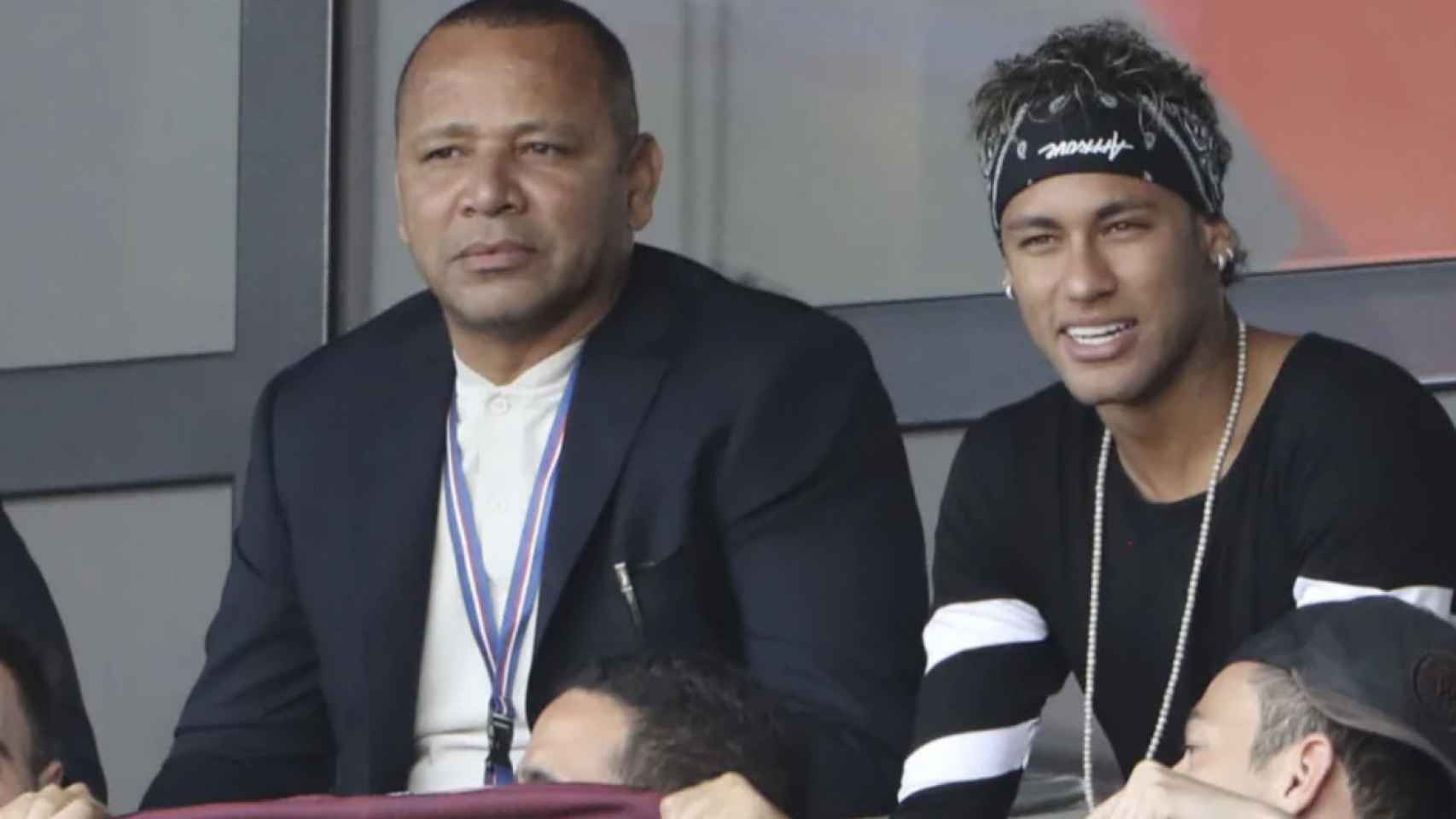 Una foto de Neymar Jr. y su padre en la grada durante un partido / Twitter