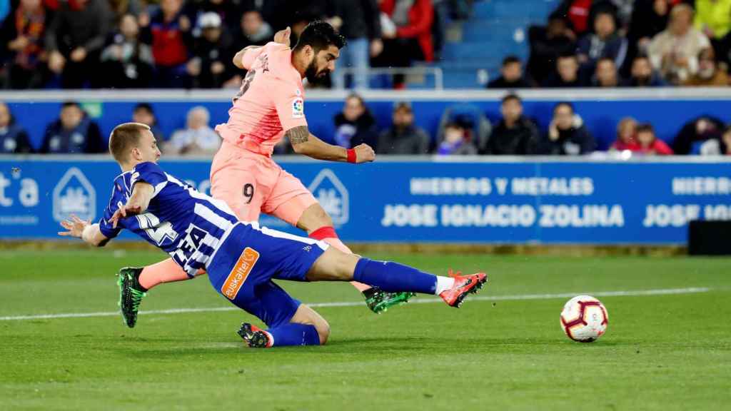 Cabreo tremendo de Piqué y Luis Suárez en Vitoria