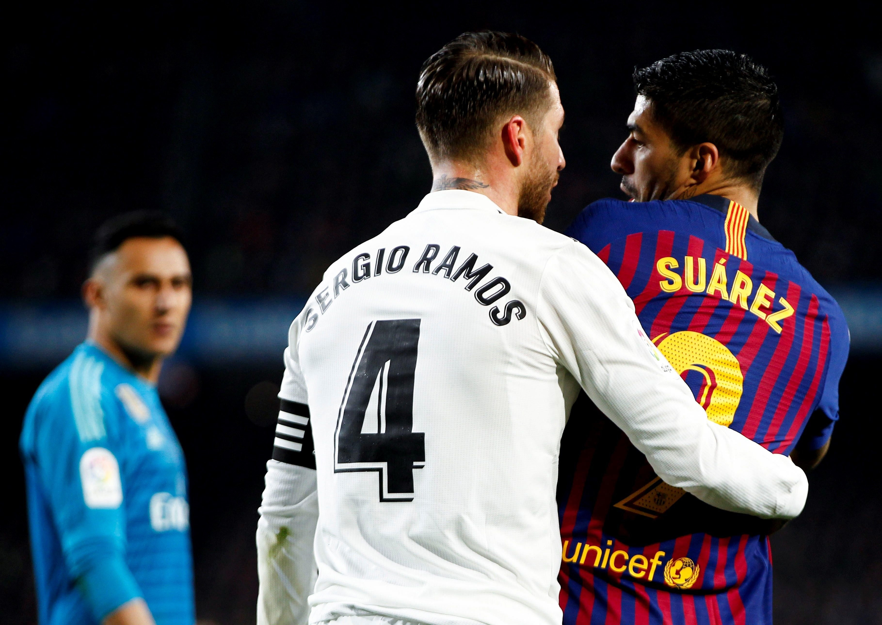 Una foto de Sergio Ramos y Luis Suárez durante el clásico copero / EFE