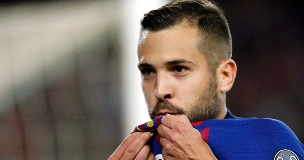 Jordi Alba besa el escudo del Barça de su camiseta / INSTAGRAM