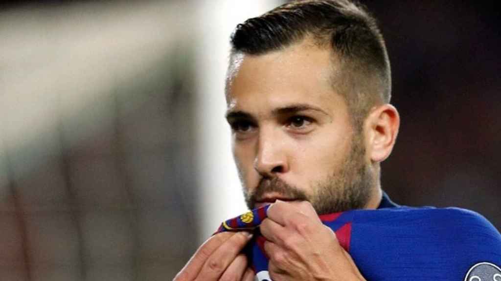 Jordi Alba besa el escudo del Barça de su camiseta / INSTAGRAM