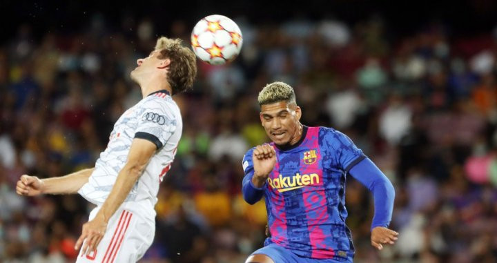 Araujo luchando un balón contra el Bayern / FC Barcelona