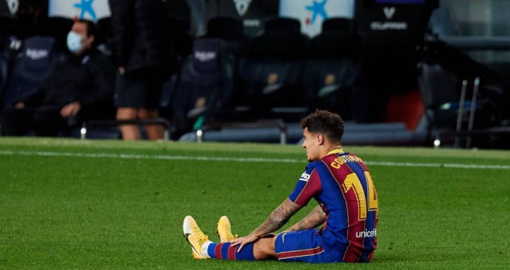 Coutinho, tras caer lesionado contra el Eibar | EFE