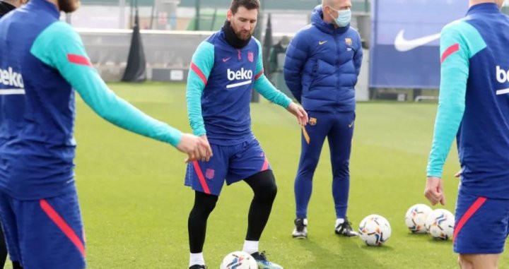 Leo Messi en un entrenamiento rodeado de sus compañeros / FCB