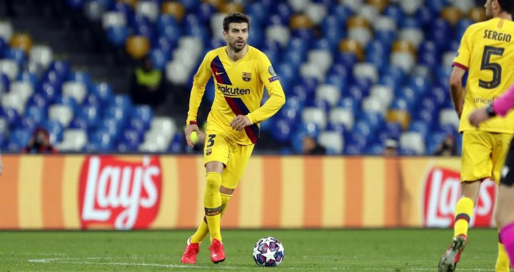 Gerard Piqué en el partido contra el Nápoles / EFE