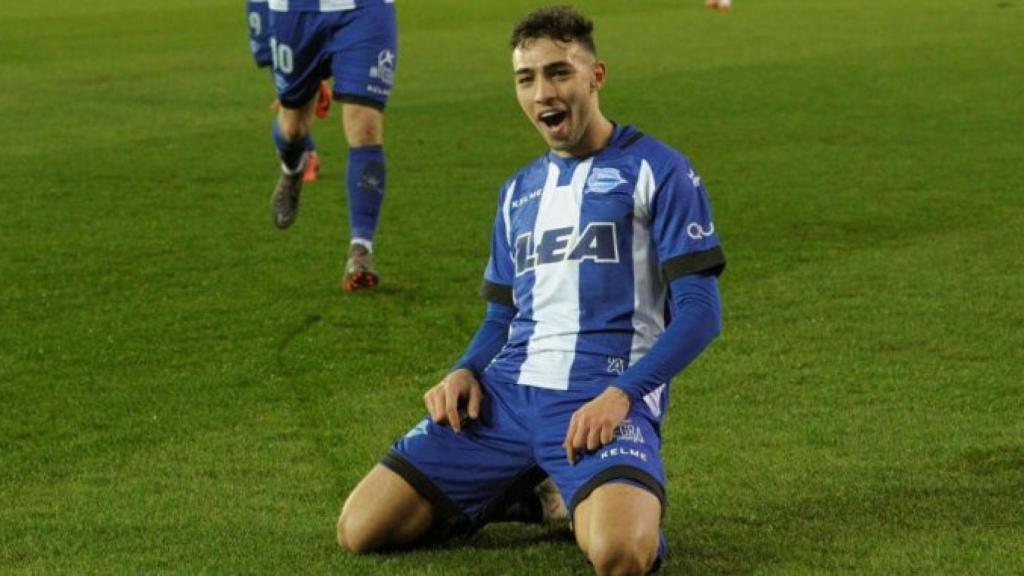 Munir celebrando un gol con el Alavés