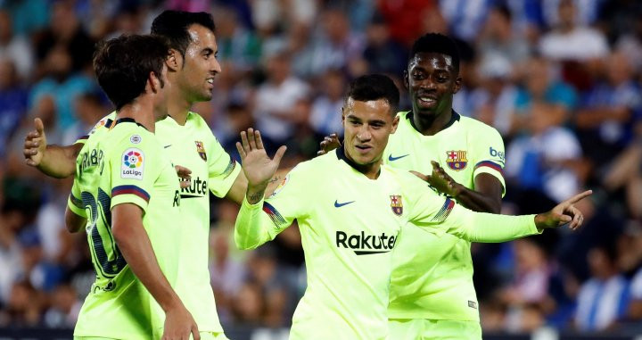 Philippe Coutinho recibe felicitaciones por su gol frente al Leganés / EFE