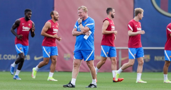 La mirada de Ronald Koeman en un entrenamiento del Barça / EFE