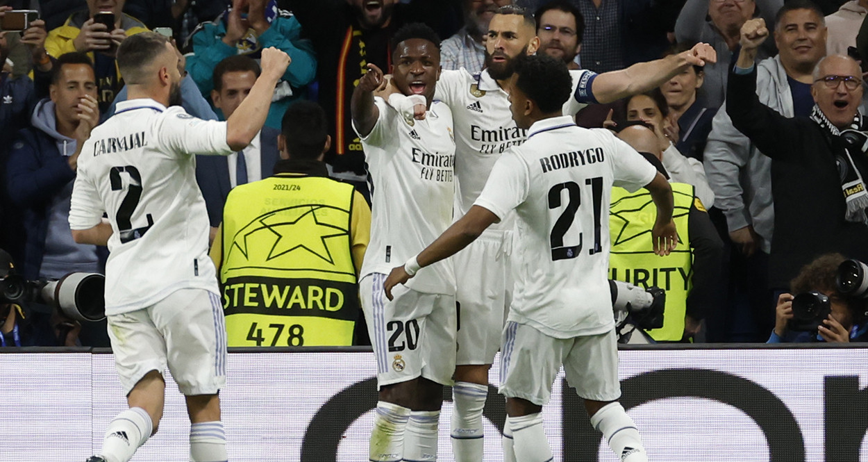 Los jugadores del Real Madrid felicitan a Benzema por su gol contra el Chelsea / EFE