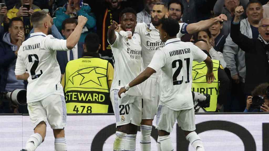 Los jugadores del Real Madrid felicitan a Benzema por su gol contra el Chelsea / EFE